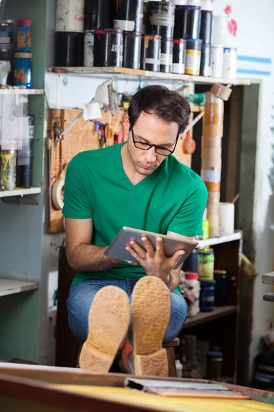 Travailleur utilisant un ordinateur tablette numérique dans une usine de papier — Photo