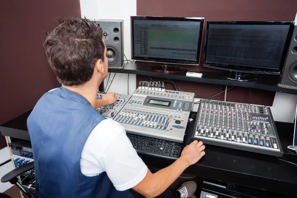Чоловік мікшування звуку в студії звукозапису — стокове фото
