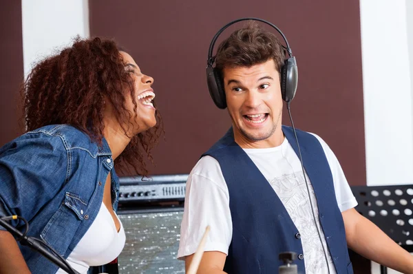 Miembros de la banda riendo en el estudio de grabación — Foto de Stock