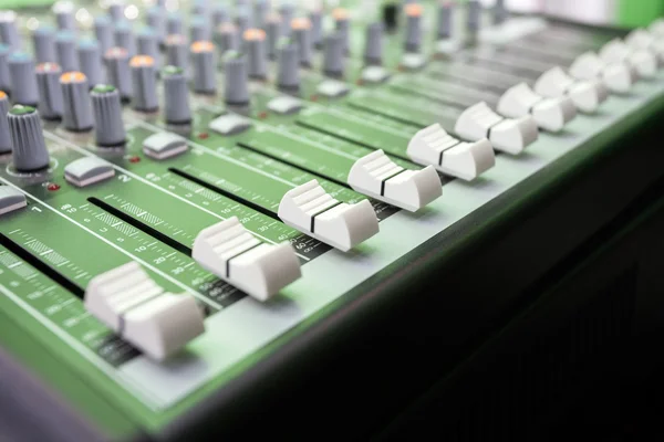 Primer plano de botones en el mezclador de música — Foto de Stock