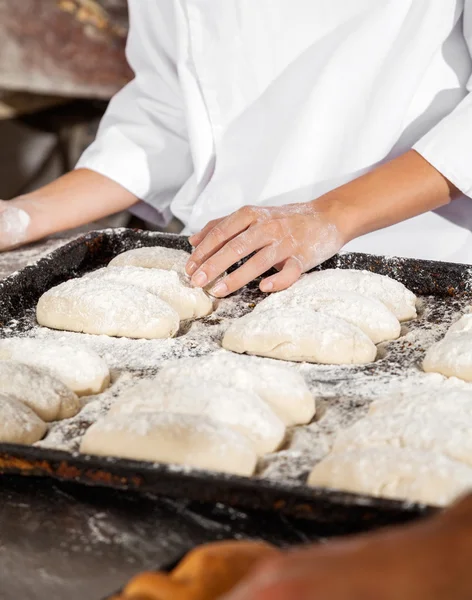 Sección media de la mujer con masa de pan en bandeja para hornear — Foto de Stock