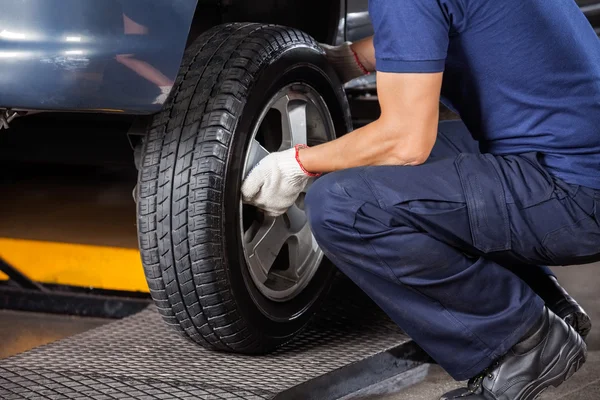 Mecánica de fijación de neumáticos de coche en el taller de reparación — Foto de Stock