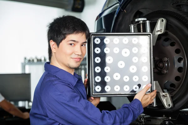 Confident Mechanic Using Wheel Aligner On Car — Stock Photo, Image