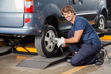 Kendine güvenen mekanik Atölyesi'nde otomobil lastiği tamir