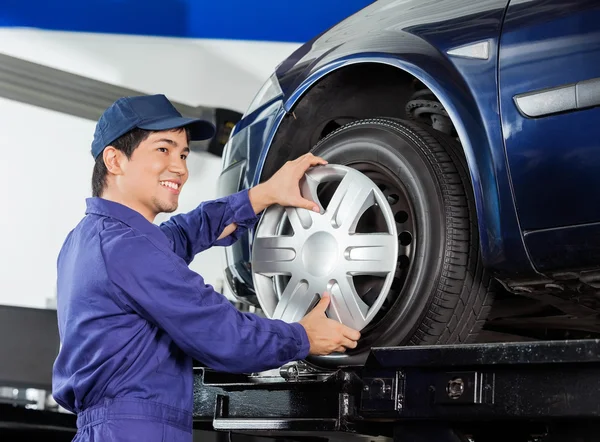 Mechanic Fixing Alloy To Car Tire — Stock Photo, Image