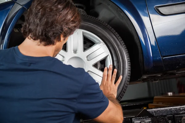 Mekaniker fastställande navkapsel till bildäck — Stockfoto