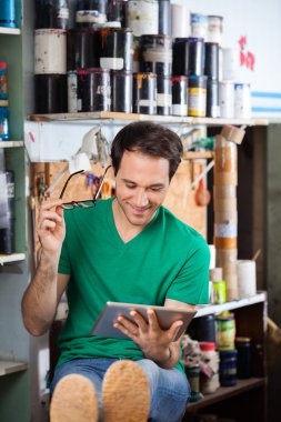 Fabrikada dijital Tablet kullanırken gözlük Holding işçi