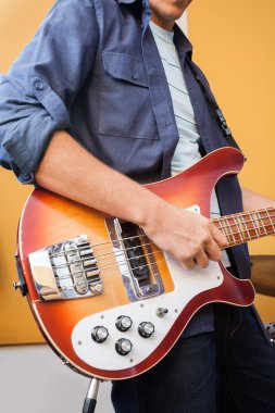 Erkek gitarist Studio kayıt elektro gitar çalmak