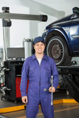 Garajda RIM anahtarı tutan mutlu makinist