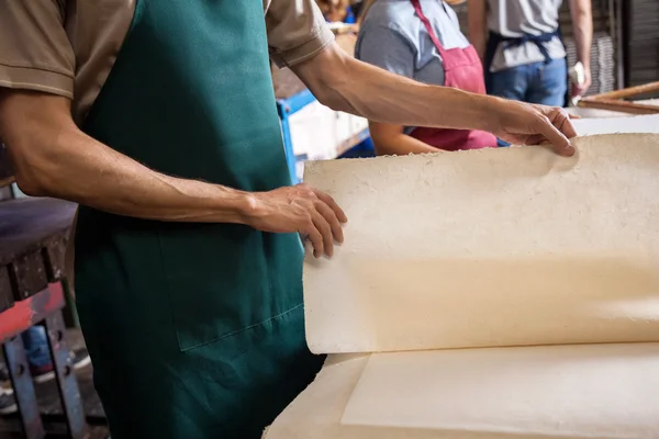 Buik van werknemer controleren papieren aan tafel — Stockfoto