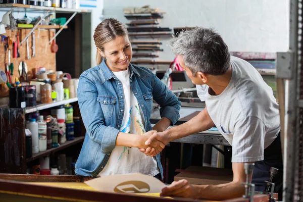 Worker Shaking Hands With Colleague In Factory — Stock Photo, Image
