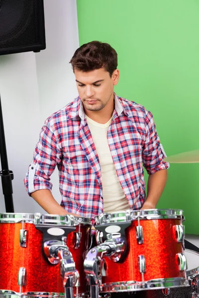 Homem olhando para os tambores no estúdio de gravação — Fotografia de Stock
