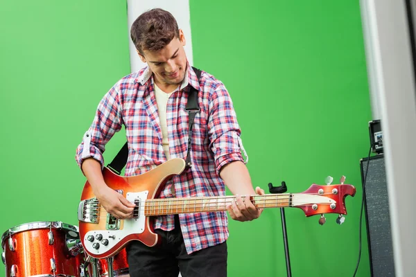 Masculino Profissional tocando guitarra no estúdio de gravação — Fotografia de Stock