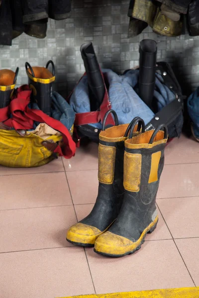 Laarzen op verdieping aan brandweerkazerne — Stockfoto