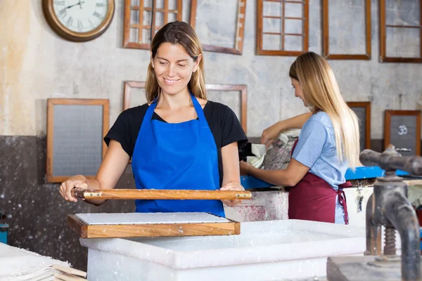 Trabalhadores fazendo documentos na fábrica — Fotografia de Stock