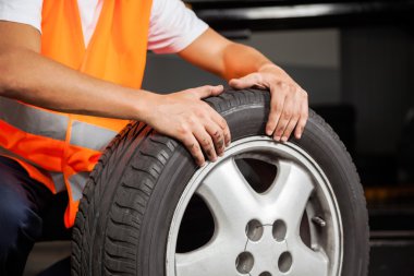 Makinist ile otomobil lastiği Garage
