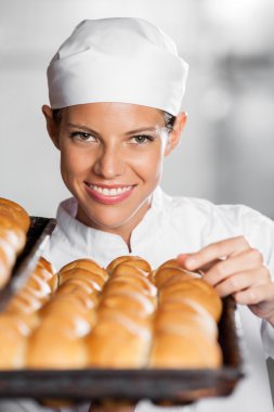 Taze pişmiş ekmekler ile güzel kadın