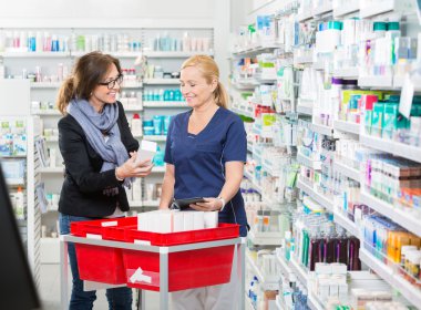 Kadın müşteri ürün eczaneye gösterilen