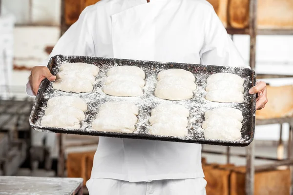 Midsection Baker mutató tészta sütés tálca — Stock Fotó