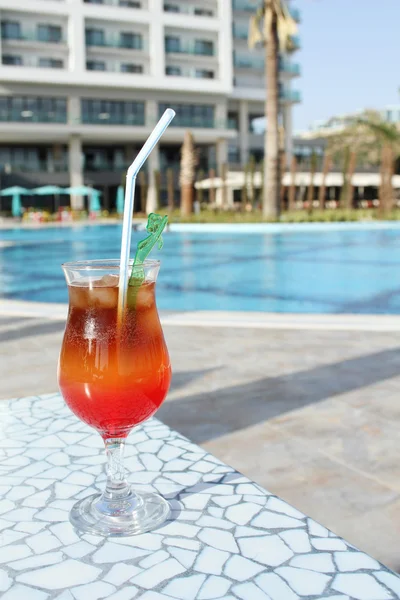 Cocktail Bevande a bordo piscina — Foto Stock