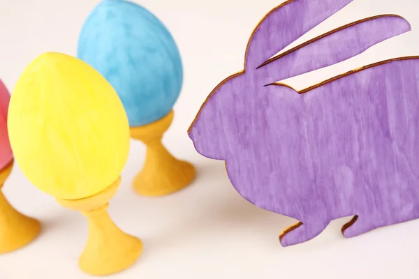 Conejo con coloridos huevos de Pascua —  Fotos de Stock