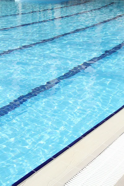 Swimming pool is outdoors — Stock Photo, Image