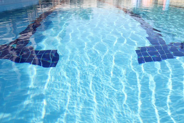 La piscina está al aire libre —  Fotos de Stock