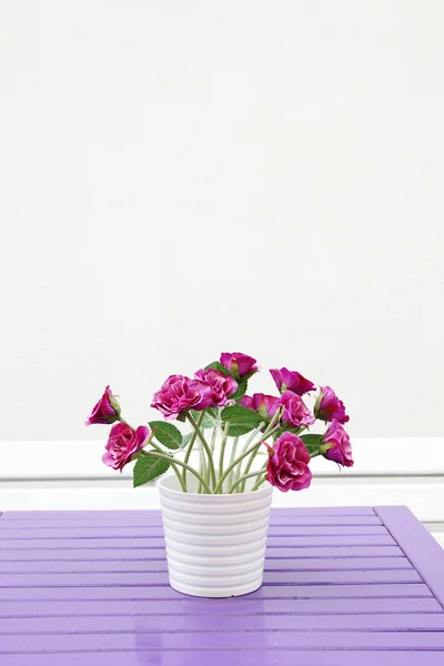 Purple flowers on a table — Stock Photo, Image