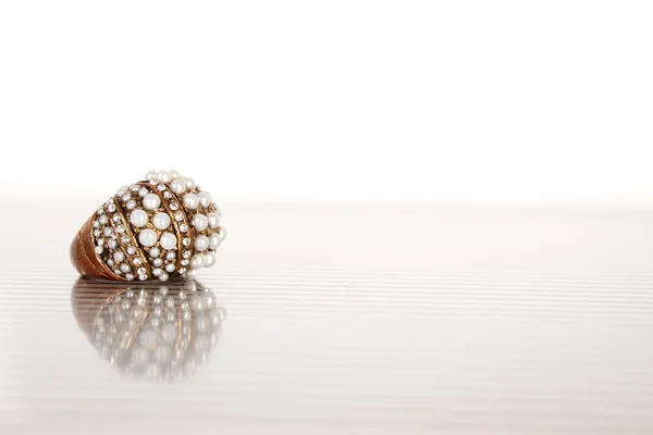 Δαχτυλίδι με μαργαριτάρια — Φωτογραφία Αρχείου