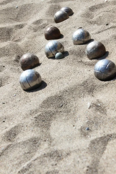 Spelen van jeu de boules in het zand — Stockfoto