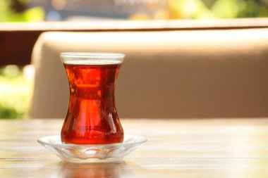 Masada sıcak çay var.