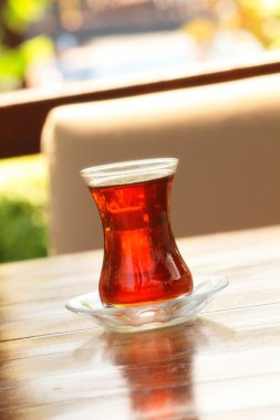 Masada sıcak çay var.