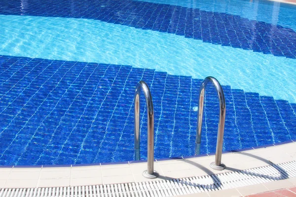 Piscina e escadas — Fotografia de Stock