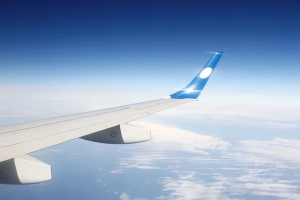 Avión ala en las nubes — Foto de Stock