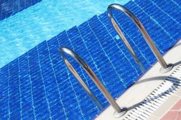 Piscina e escadas — Fotografia de Stock