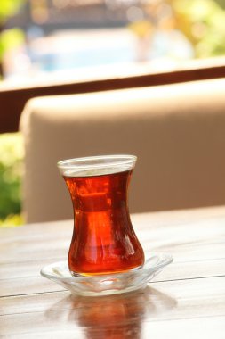 Masada sıcak çay var.