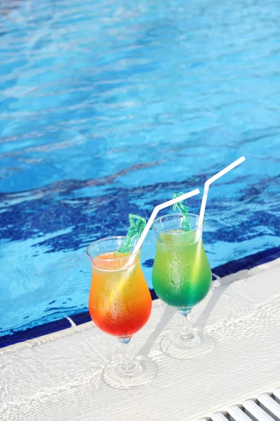 Cocktail Bevande a bordo piscina — Foto Stock
