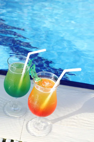 Cocktail Bevande a bordo piscina — Foto Stock