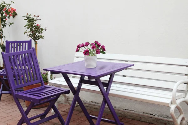 Tables et chaises en bois — Photo