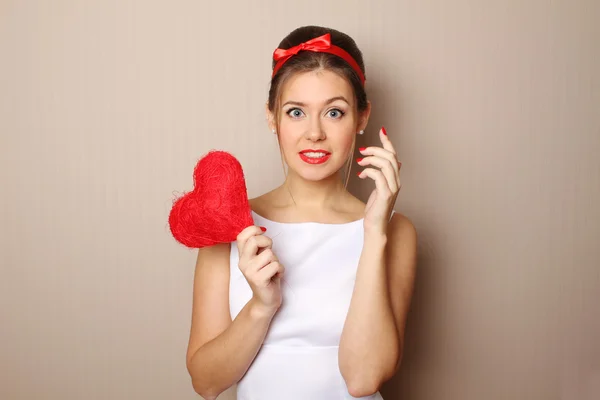 Krásná mladá žena držící červená srdce — Stock fotografie