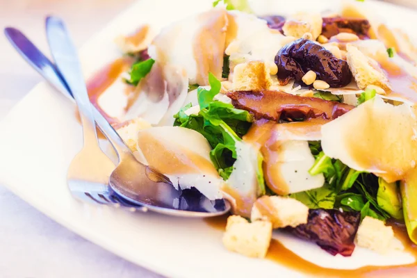 Аругула, сухофрукты и салат из сыра пармезан с бальзамическим винегретом (селективный фокус ) — стоковое фото