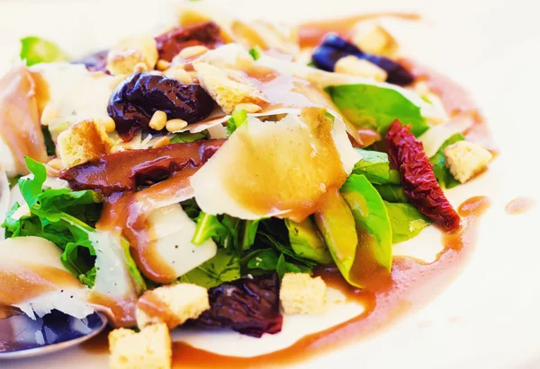 Arugula, sun dried fruit and parmesan cheese salad with balsamic vinaigrette (selective focus) — Stock Photo, Image