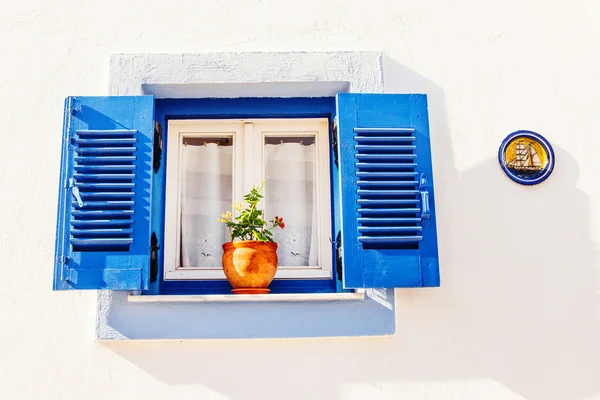 Kék ablak, skiathos old town általános építészeti része — Stock Fotó