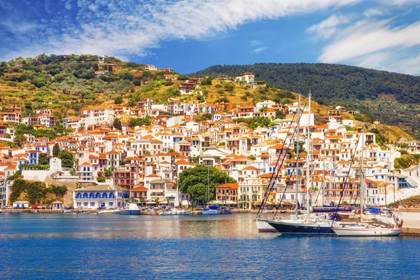 El casco antiguo de Skopelos visto desde el agua — Foto de Stock