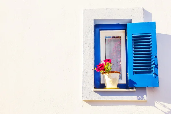 Ventana azul, parte de la arquitectura genérica del casco antiguo de Skiathos —  Fotos de Stock