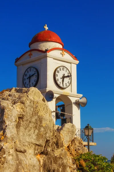 Szczegóły wieży dzwon kościoła w centrum miejscowości skiathos — Zdjęcie stockowe