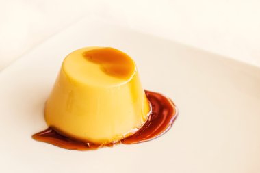 karamel pannacotta tatlı (sığ dof)