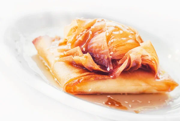 Baked feta cheese with honey and sesame seeds, shallow DOF — Stock Photo, Image