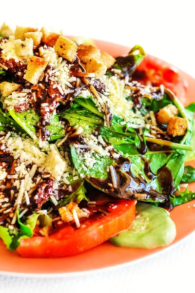 Arugula, frutas secas ao sol e salada de queijo parmesão com vinagrete balsâmico (foco seletivo ) — Fotografia de Stock