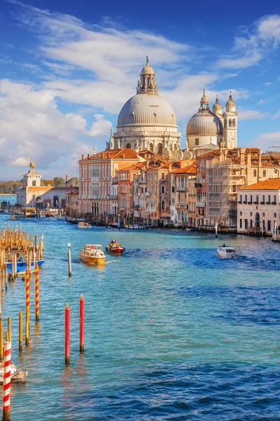 Velký kanál a bazilika Santa Maria della Salute, Benátky, Itálie — Stock fotografie